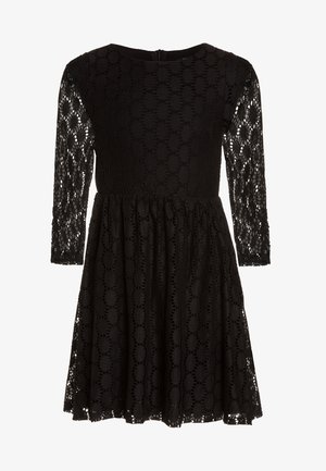 Vestido de encaje negro con mangas largas, cuerpo entallado, cintura fruncida y falda acampanada con un patrón de recortes circulares.