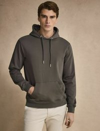 Mörkgrå hoodie tillverkad av mjukt material, med en känguruficka, justerbar dragsko, ribbade muddar och nederkant. Slät textur.