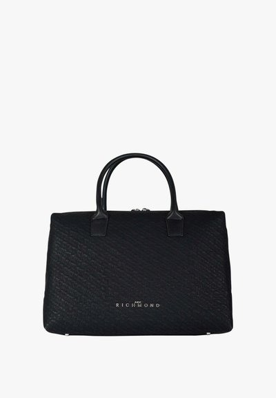 Borsa nera con texture, dotata di due manici superiori e logo "RICHMOND" argentato centrato sul pannello frontale.