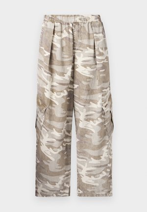 Pantaloni cargo camuflați în nuanțe de bej și alb murdar. Caracteristici: talie elastica, picioare late, două buzunare laterale pentru cargo și un material texturat.