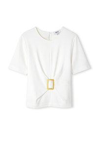 Weißes Kurzarmoberteil mit Rundhalsausschnitt und Knotendetail im Rücken, versehen mit einer rechteckigen gelben Schnallenakzent. Weicher Stoff.