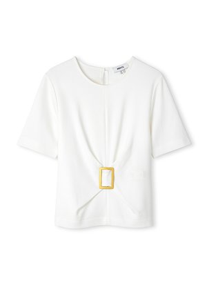 Weißes Kurzarmoberteil mit Rundhalsausschnitt und Knotendetail im Rücken, versehen mit einer rechteckigen gelben Schnallenakzent. Weicher Stoff.