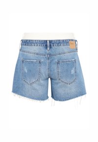 Džínové kraťasy ve světle modré barvě, s roztrhaným lemem, dvěma zadními kapsami a hnědou koženou nášivkou na pase.