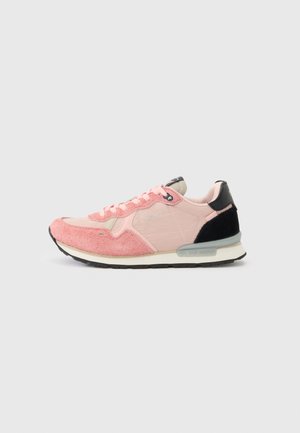 Rosa Sneaker mit einer Mischung aus Wildleder und Stoffmaterialien, mit schwarzen und beigen Akzenten, einer strukturierten Oberfläche und einer weißen Sohle.