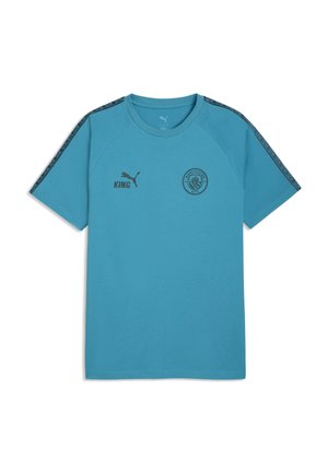 Blaues kurzärmeliges Sportshirt mit schwarzem Puma-Logo und dem Schriftzug "KING" auf der rechten Brust sowie dem Manchester City Wappen auf der linken Brust.