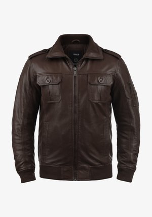 Braune Lederjacke mit Frontreißverschluss, zwei Klappentaschen auf der Brust, gerippten Manschetten und Saum sowie einer Reißverschlusstasche am linken Ärmel.