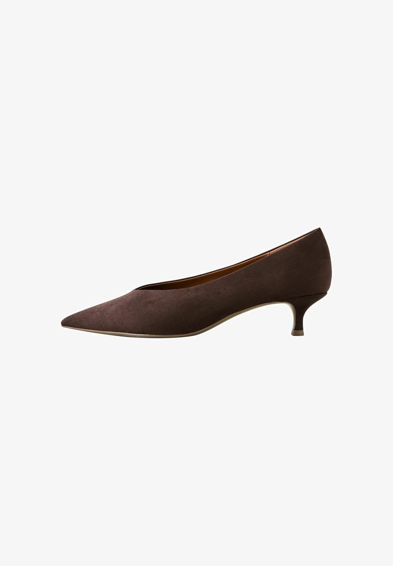 Escarpin en daim marron avec un bout pointu, un talon bas et une texture lisse. Présente une silhouette élégante et un design minimaliste.