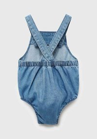Denim kombinezon s prekriženimi naramnicami, elastičnim pasom in nabranim dnom. Mehak modri material z gladko teksturo in enotno obarvanostjo.