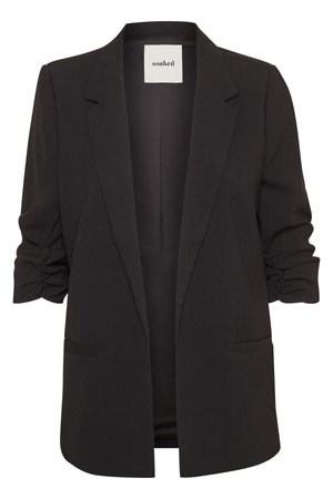 Blazer nero aperto davanti con maniche tre quarti arricciate, revers a lancia e due tasche frontali a filetto, etichettato "soaked" all'interno del colletto.