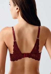 Burgunder Spitzen-BH mit floralem Muster, Rückenverschluss und verstellbaren Trägern. Verfügt über gewellte Kanten und eine glatte Textur.