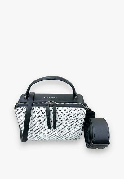 Borsa strutturata con chiusura a zip. Accenti in pelle nera e corpo bianco con un motivo testuale ripetuto "RICH". Inclusa tracolla rimovibile.