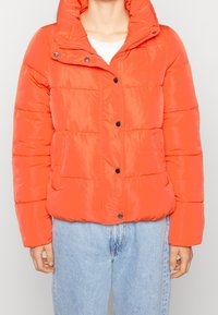 ONLY Chaqueta de invierno - orange