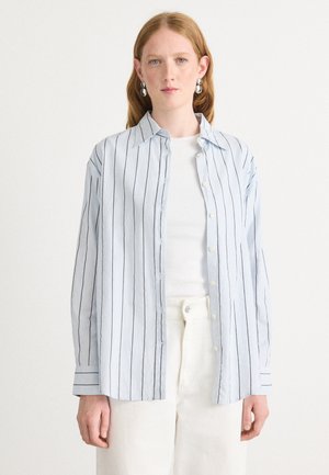Lyseblå skjorte med vertikale svarte striper, laget av lett stoff, med klassisk krage og lange ermer.