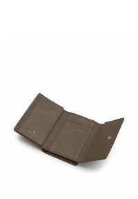 Billetera de cuero marrón con textura, múltiples espacios para tarjetas y cierre a presión. Presenta un logotipo en relieve y un forro interior suave.
