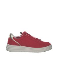 Rote Wildledersneaker mit silbernem Akzent an der Ferse, flacher weißer Sohle und runden Schnürsenkeln. Sauberes Design mit dezenten Stichdetails.