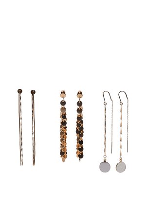 Tre par øreringe i guldfarve med forskellige designs: tynde kæder, runde skiver og kæde-ørekroge med cirkulære vedhæng.