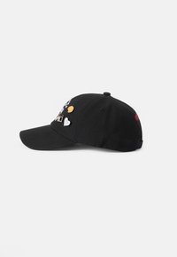 Melna beisbola cepure ar izšūtām dizainiem, dažādiem piederumiem, izliekto maliņu un teksturētu auduma virsmu. Aizmugurē regulējama siksna.