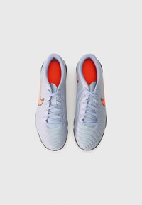 Scarpe da calcio lilla con superficie texture, suola nera, interno arancione e logo Nike nero. Presentano un tradizionale sistema di allacciatura.