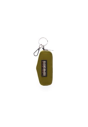 Petit porte-clés pochette zippée vert olive avec un anneau en métal, un clip et une étiquette noire indiquant Napapijri geographic.
