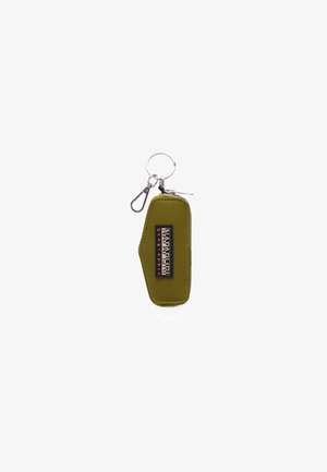 Petit porte-clés pochette zippée vert olive avec un anneau en métal, un clip et une étiquette noire indiquant Napapijri geographic.