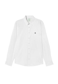 Witte blouse met lange mouwen en knoopsluiting, met een puntige kraag, voorzien van een klein zwart logo op de linkerborst. Soepele stof en klassiek ontwerp.