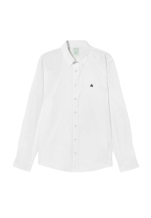 Witte blouse met lange mouwen en knoopsluiting, met een puntige kraag, voorzien van een klein zwart logo op de linkerborst. Soepele stof en klassiek ontwerp.