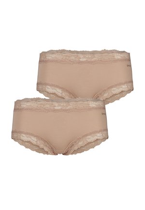 Zwei beige, mit Spitze besetzte Damen-Hipster-Slips mit floralen Spitzendetails am Bund und an den Beinöffnungen.