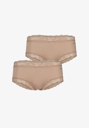 Zwei beige, mit Spitze besetzte Damen-Hipster-Slips mit floralen Spitzendetails am Bund und an den Beinöffnungen.