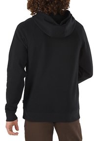 Sudadera negra con capucha y mangas largas, hecha de una tela suave. Presenta un bolsillo canguro y puños y dobladillo acanalados.