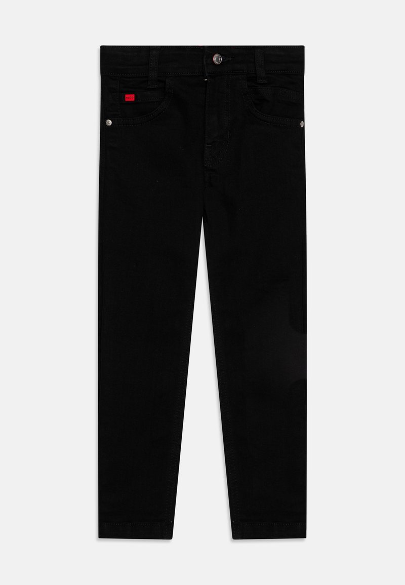 Jeans in denim nero con un design slim, stile a cinque tasche e accessori in tonalità argento. Presenta un accento con logo rosso sulla tasca anteriore.