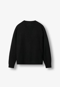 Camisola preta com um corte solto, tecido de malha texturizado, mangas largas e decote redondo. Detalhes de costura nos ombros e na bainha.