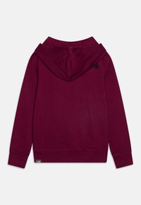 Bordowa bluza z dużym, miękkim kapturem, ściągaczami przy rękawach i dolnej części. Posiada dyskretny czarny logo na górnej części pleców. Wykonana z mieszanki bawełny.