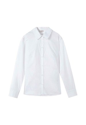 Biała koszula na długi rękaw z zapięciem na guziki, z ostrym kołnierzykiem i mankietami, rozłożona na płasko na białym tle.