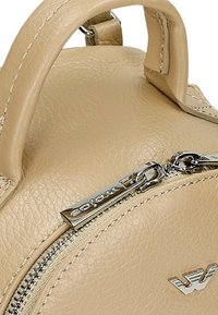 Borsa a mano in pelle beige con superficie testurizzata, zip in metallo e dettaglio del logo. Presenta manici arrotondati per il trasporto.