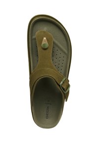 Sandalo verde in suede con inserto per le dita, fibbia regolabile, soletta perforata e suola liscia. Progettato per comfort e traspirabilità.