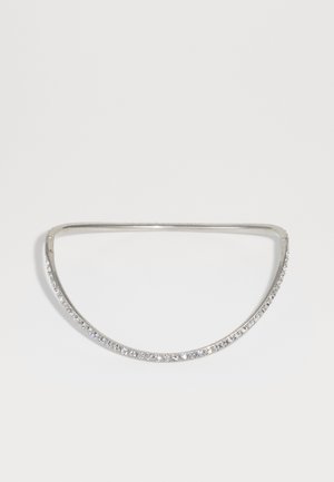 Silver metall hårband med en böjd form, som har en rad klara rhinstenar längs den främre kanten för glans och detaljer.