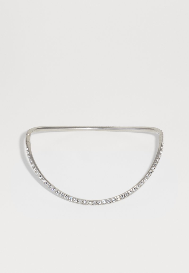 Sudraba metāla galvas josla ar izliekumu, kas rotāta ar caurspīdīgām rhinestone akmeņiem gar priekšējo malu, lai piešķirtu spīdumu un detaļas.