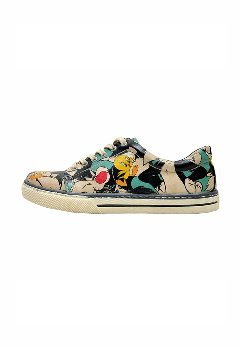 Sneaker mit einem beigen Lederobermaterial, bunten Cartoonfiguren, schwarzen Akzenten und einer weißen Gummisohle mit strukturierter Oberfläche.