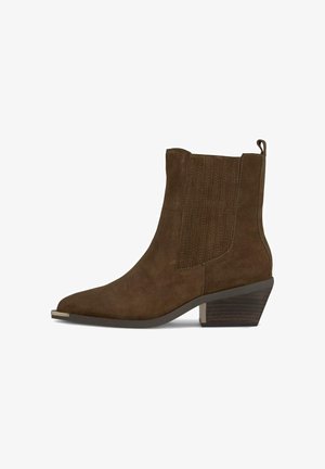 Stivale alla caviglia in suede marrone con punta affusolata, pannelli laterali elasticizzati e tacco impilato con un dettaglio a grana di legno contrastante.