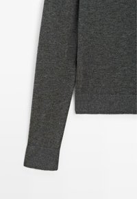 Maglione lavorato a maglia di un grigio scuro con maniche lunghe. Presenta una consistenza liscia e polsini a coste. Design semplice senza ulteriori motivi o decorazioni.