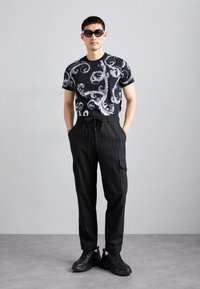 Versace Jeans Couture CHROMO - Tričko s potlačou - white/black