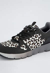 Baskets à imprimé léopard noir et blanc avec une tige en daim, une semelle en caoutchouc et des lacets noirs. Dotées d'un col rembourré et d'accents gris.