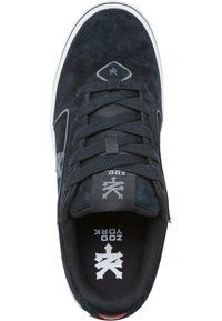 Fekete velúr sneaker fehér gumitalppal, lapos fekete fűzőkkel, párnázott bokarésszel és logó részletezéssel a nyelvén és az oldalán.