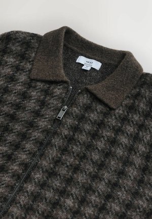 Strukturierte braune Wollmischung mit Reißverschlussjacke und dunklem Kragen, mit einem Hahnentrittmuster und silbernen Metallreißverschlussdetails.