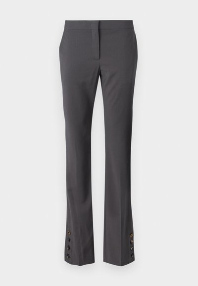 Pantaloni gri, eleganți, cu croială dreaptă, cu accente din nasturi la tiv și o textură fină. Dispun de un front plat și buzunare laterale.