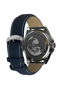 Orologio Timex con cassa in acciaio inossidabile e cinturino in pelle blu. Sul retro presenta un design inciso a forma di globo e informazioni sul marchio. Accenti di cucitura bianca.