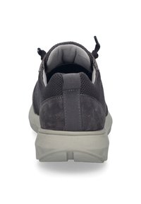 Schwarze Mesh- und Wildledersneaker mit einem gepolsterten Kragen, einer Zuglasche an der Rückseite und einer grauen Gummisohle, die ein strukturiertes, sportliches Design betont.