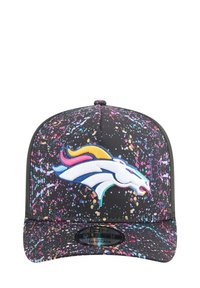 Casquette snapback noire ornée d'un motif éclaboussé coloré, mettant en avant un logo brodé du Denver Broncos.
