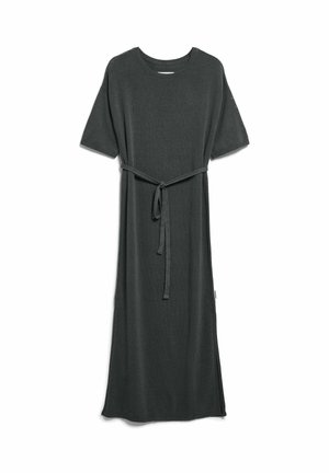 Dunkelgraues Midi-Strickkleid mit kurzen Ärmeln, rundem Ausschnitt und einem passenden Stoffgürtel, der in der Taille gebunden ist.