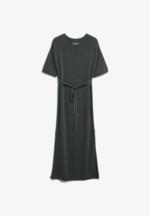 Dunkelgraues Midi-Strickkleid mit kurzen Ärmeln, rundem Ausschnitt und einem passenden Stoffgürtel, der in der Taille gebunden ist.